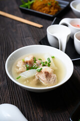 Rice noodles with pork bone stock