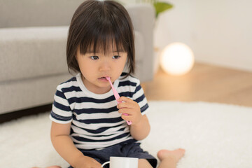 自分で歯磨きをする女の子