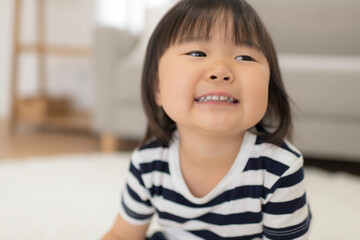 「いー」の口で歯を見せている女の子