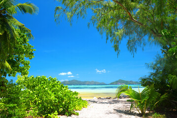 Fototapeta na wymiar Beatiful beach Anse Source d'Argent in sunny day. La Digue Island, Seychelles.