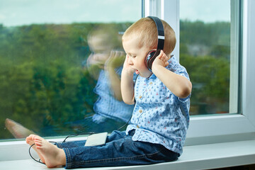 Little kid singing in headphones