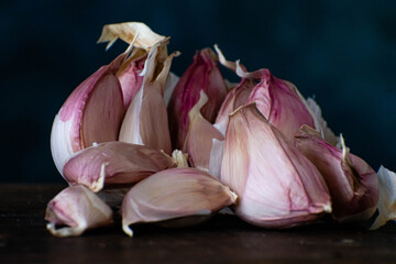 ajo sobre madera con fondo azul oscuro