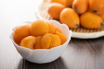 カットしたビワの果実