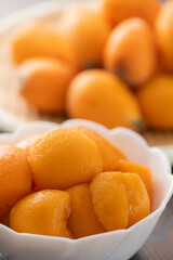 カットしたビワの果実