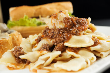 Raviolis Salsa Bolognesa