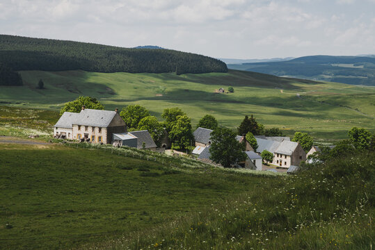 Paysage de montagne &agrave; Brion Hauten Auvergne (France)