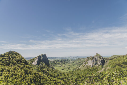 Panorama sur l'Ouire, et roches Tuilli&egrave;res et Sanadoire