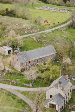 Vue de la commune de Chastel-sur-Murat dans le Cantal, en Auvergne