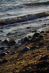 Obraz premium Kleine und ganz kleine Steine am Strand