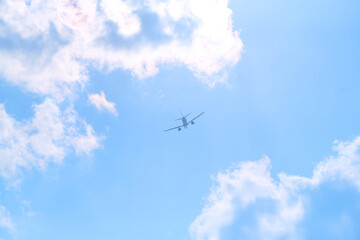 誰かを乗せて飛び立つ飛行機