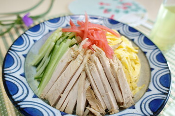 冷やし中華と団扇と露草とお茶　日本の夏らしいセット