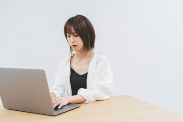 パソコンをする女性