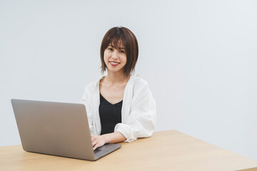 Naklejka premium パソコンをする女性