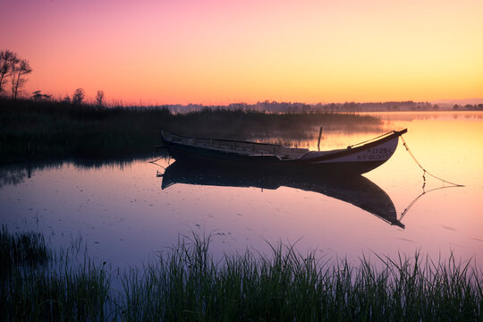 Entorno de la ria de Aveiro en Portugal, barcas y atardecer.