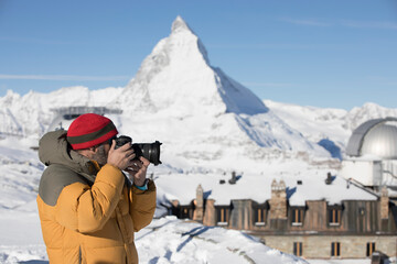 Fototapeta na wymiar Pico Cervino, más conocido como Matterhorn nevado en Zermatt, Suiza, y fotografo tomando fotos.