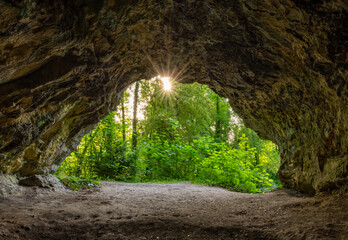 Alte Höhle Hemer Von-der-Becke-Höhle Sauerland Ausgang Sundwig Sonne Licht Deutschland Kalkstein...