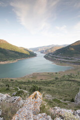 Entorno del embalse de Barrios de Luna en León. 