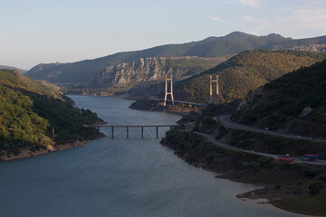 Obraz premium Entorno del embalse de Barrios de Luna en León. 