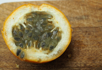 Medio maracuyá abierto. Fruta tropical.