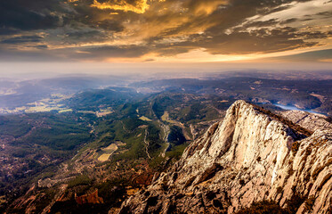 Fototapeta na wymiar Dramatic landscape during sunset at top of sainte victoire mountain