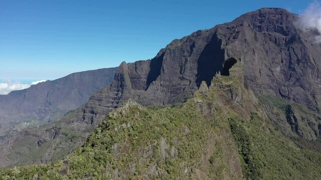 Vol drone le long cr&ecirc;te des  Trois Salazes