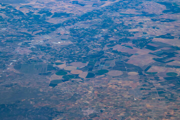 Naklejka premium Campos de cultivo circulares entre Alfamén y Alpartir en Zaragoza, España. Fotografía aérea desde la que se observan las formas poligonales y circulares de distintos tipos de cultivo.