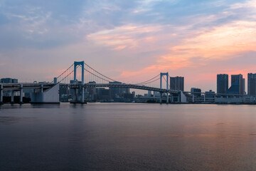 Fototapeta na wymiar 夕暮れのレインボーブリッジ 富士見橋から