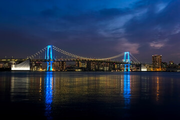 Obraz premium レインボーブリッジの夜景 ブルーライトアップ 豊洲ぐるりパークから