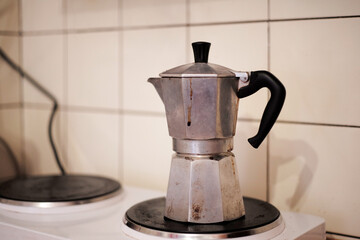 Kaffeezubereiter Mokka Schraubkanne Espresso Kocher auf einem Herd in einer vintage Küche in...
