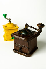 Molinillos de café amarillo y marrón sobre fondo blanco
