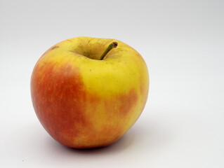 Una manzana amarilla y roja en primer plano