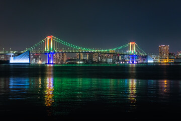 Obraz premium レイボーブリッジ、七色のライトアップ 豊洲ぐるりパークから