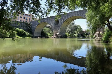Fototapeta na wymiar Capua - Ponte romano dalla riva del fiume Volturno