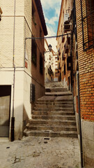 callejón con escaleras hacia las casas, Toledo Madrid