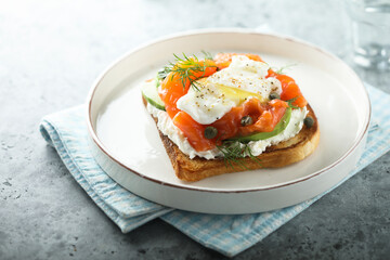 Poached egg with salmon and avocado on toast