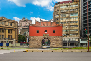 Obraz premium the north gate, cheng en gate, of old taipei city. the translation of the chinese text on the gate is 