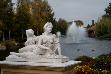 Fototapeta premium white marble statue against the backdrop of an autumn park