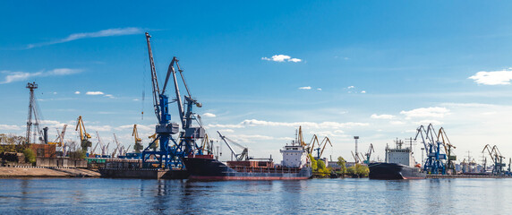 Fototapeta na wymiar cargo cranes in a river port