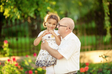 Obraz premium Little granddaughter hugging her grandfather
