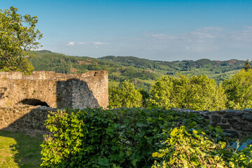 Fototapeta premium Grüne, hügelige Landschaft bei der Ruine Lindenfels im Odenwald, Hessen, Deutschland