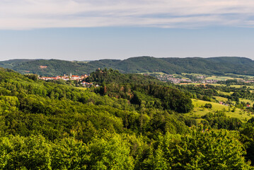 Obraz premium Grüne bergige Landschaft im Odenwald mit Stadt und Burgruine Lindenfels, Hessen, Deutschland