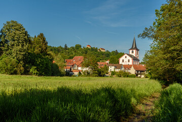 Fototapeta na wymiar Kirche und Schloss Reichenberg in Reichelsheim im Odenwald, Hessen, Deutschland