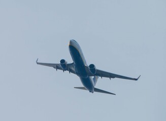 Fototapeta na wymiar Flugzeug beim Eindrehen