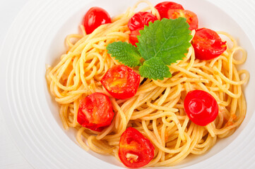 spaghetti with tomato sauce and Basil, close-up