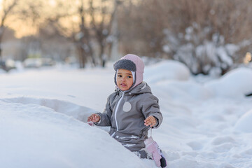Fototapeta na wymiar Cute child playing with snow