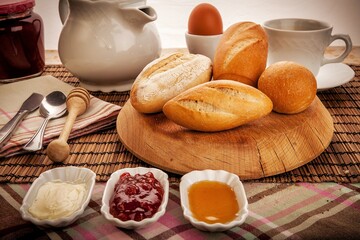 pulguitas de desayuno con café mermelada y mantequilla sobre madera