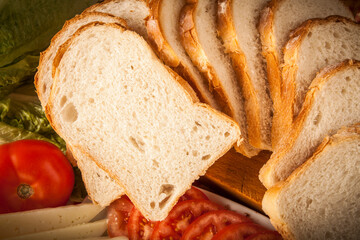 rebanadas de pan de molde de trigo cerca con decoración de aceite y tomate