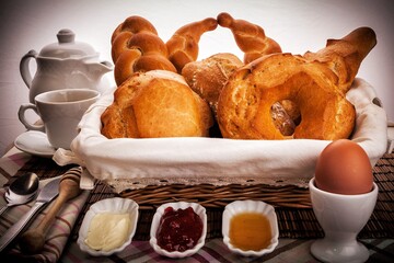 surtido de panes para desayuno con decoración de bandeja panera con mermeladas y mantequilla