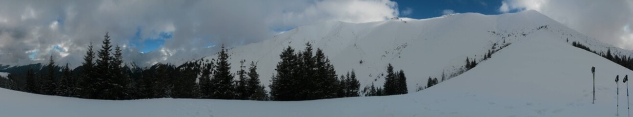 Fototapeta na wymiar snowy mountain with beautiful clouds at high altitude 