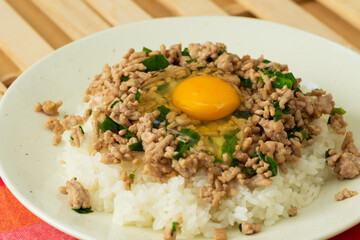 豚ニラとろろ丼